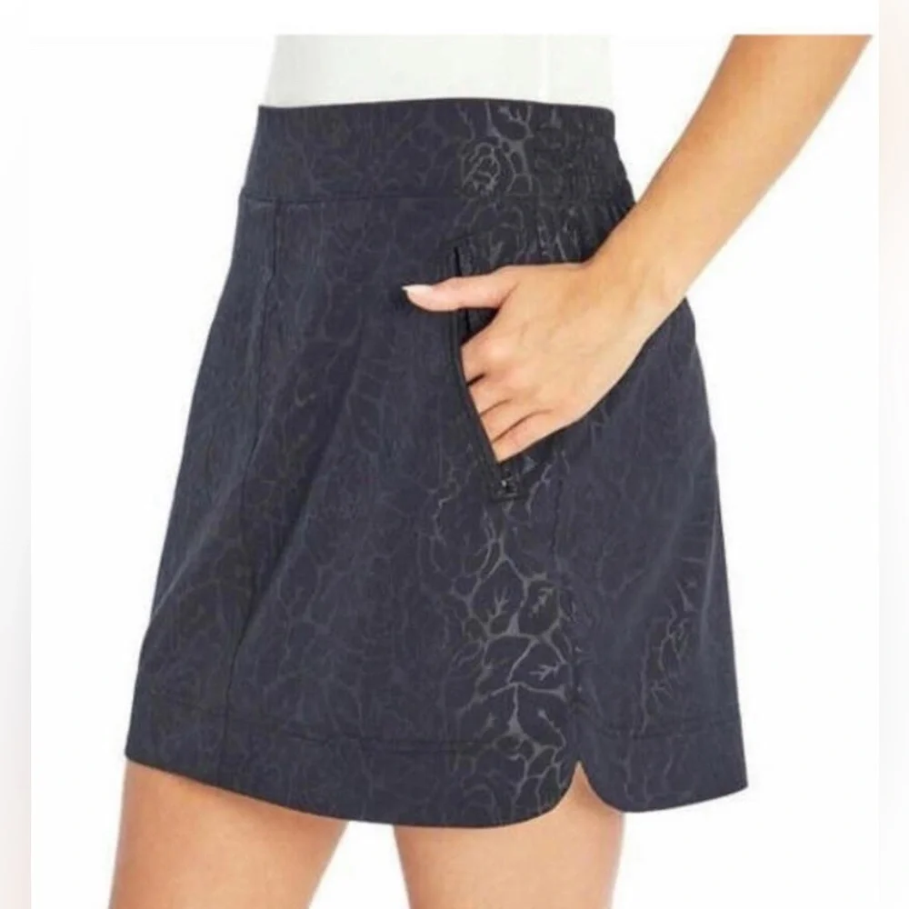 Orvis Embossed Black Rose Pull On Travel Skort
